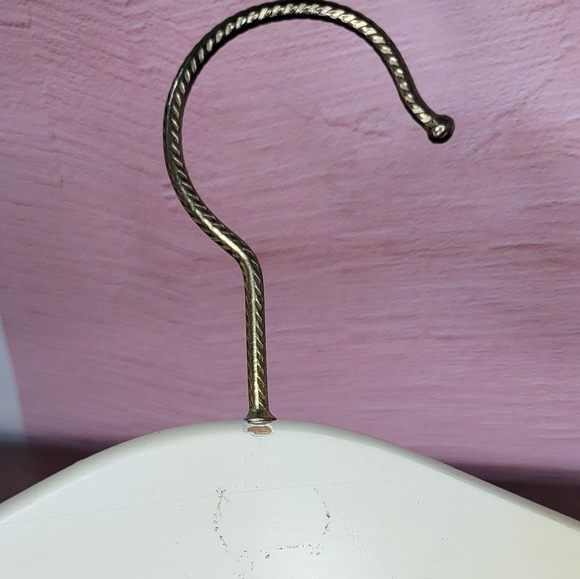 Vintage wooden clothes hanger with roses - Picture 2 of 5